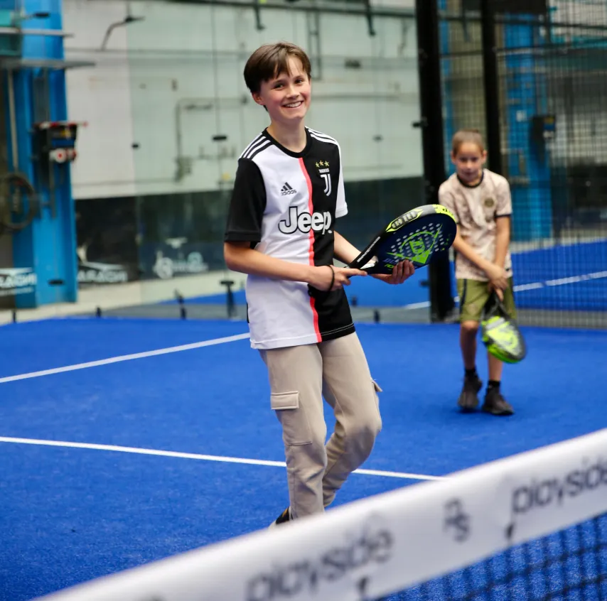 Jongen aan het padellen bij Playside Hengelo