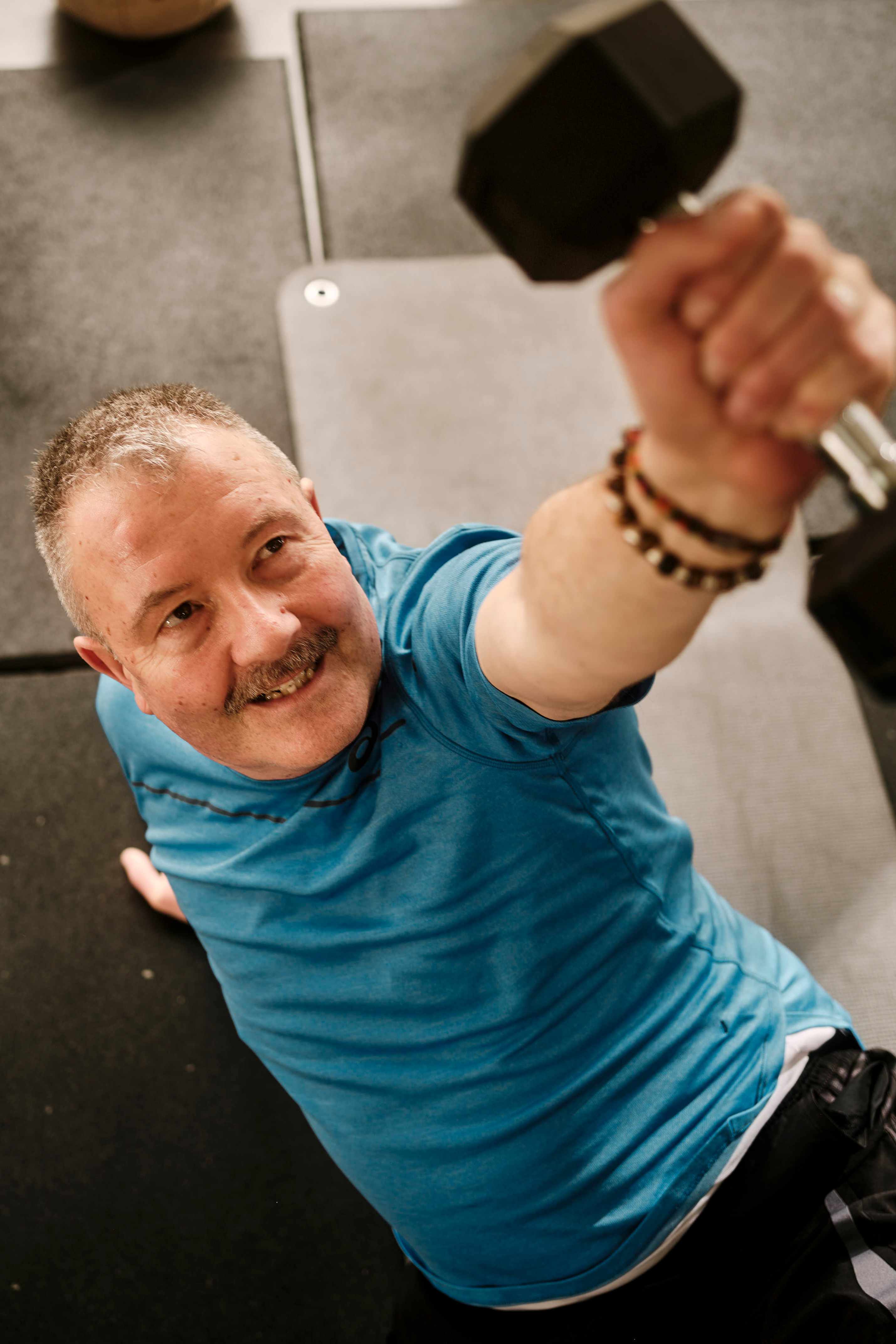 Eine Person trainiert bei Rehab Five in Münster die Unterarmbeuger mit einer Hantel zur gezielten Belastungssteigerung bei einem Golferellenbogen.