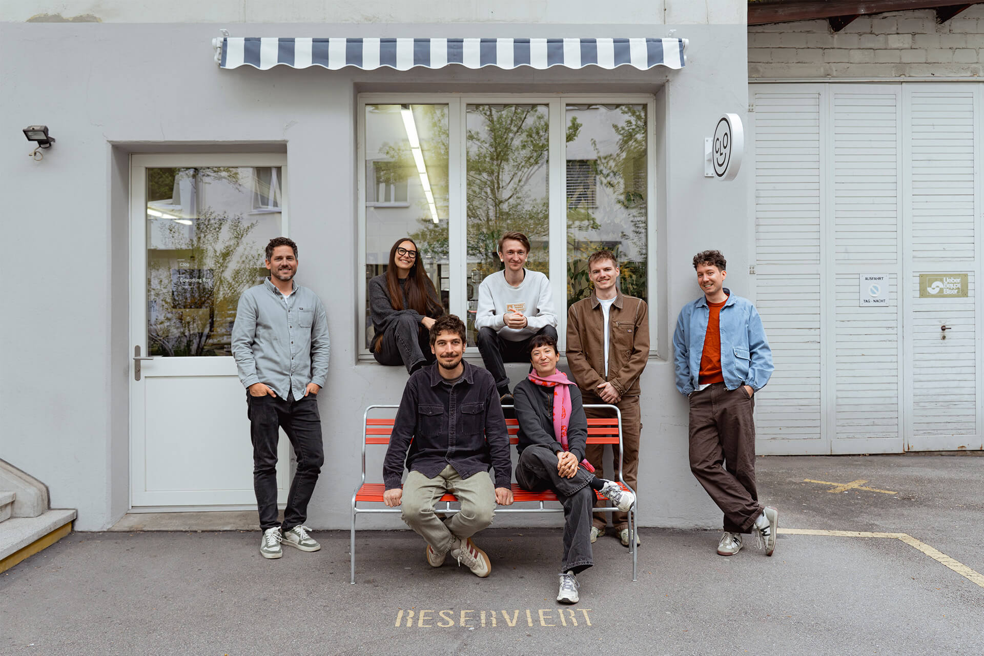 Das Team der Werbeagentur Clou vor Ihrem Büro in Luzern. Im Gruppenbild sind v.l.n.r Albi Christen, Michelle Strähler, Fabian Gubelmann, Marc Oertli, Simona Schürch, Marvin Sutter und Samuel Herzog. Sie sehen alle so verdammt gut aus, man glaubt es kaum.