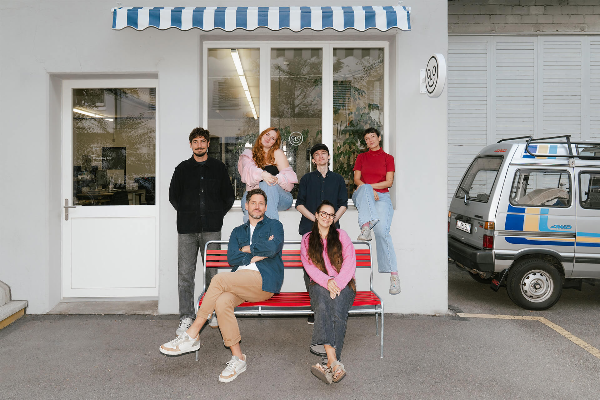 Das Clou Team macht Unfug vor dem Clou Büro.