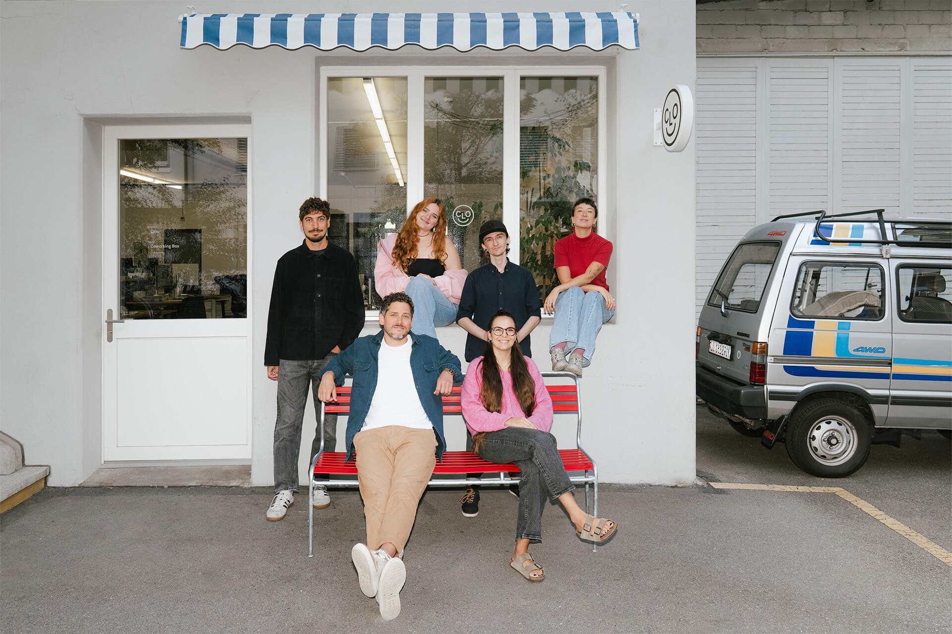 Das Team der Werbeagentur Clou vor Ihrem Büro ins Luzern. Im Gruppenbild sind v.l.n.r Marcel Huwiler, Albi Christen, Fabian Gubelmann, Michelle Strähler, Marc Oertli, Laila Bosco und Samuel Herzog. Sie sehen alle so verdammt gut aus, man glaubt es kaum.