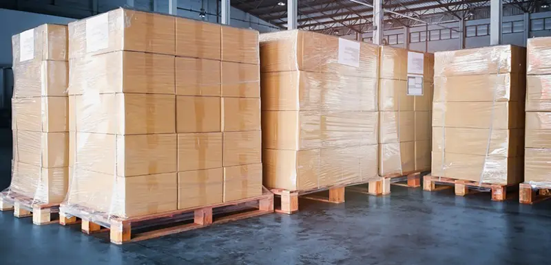 Envases comerciales o industriales como cajas y palets preparados para su envío.