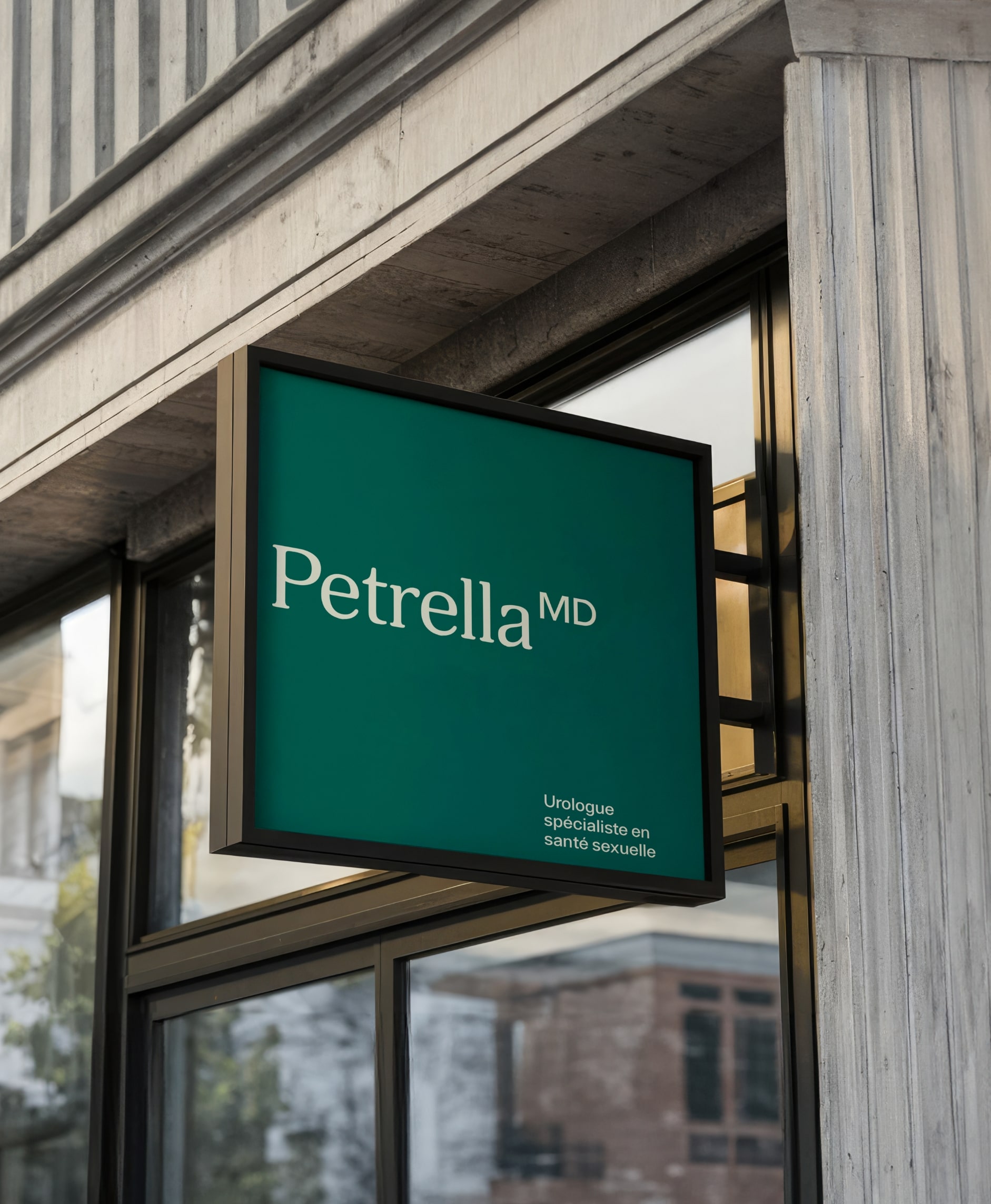 Création de l'identité visuelle et conception du site web pour le Docteur et la clinique médicale Petrella MD à Montréal. Conçu par le Studio Tangible