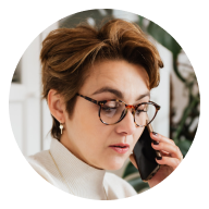 Mujer hablando por teléfono