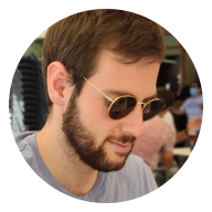 Chico joven con gafas de sol