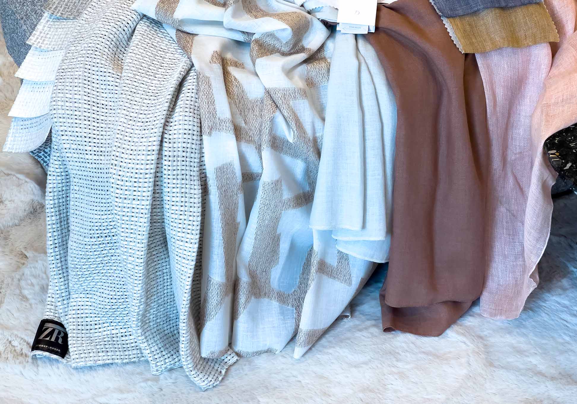 Moderne Vorhänge 2025: lichtdurchlässige Inbetweens, Grafische Muster und besondere Haptik