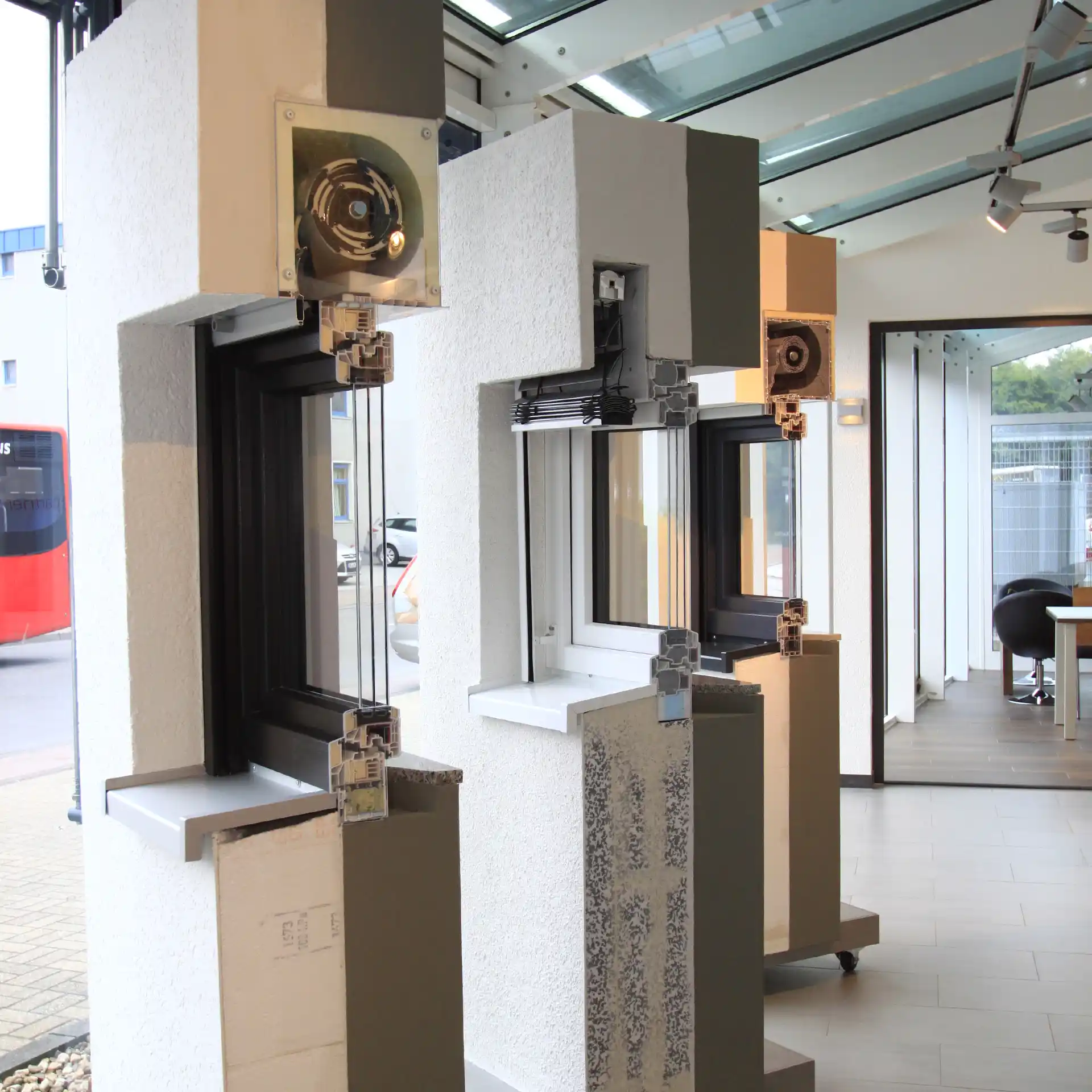 Eine Person verwendet ein Maßband, um die Breite eines weißen Fensterrahmens zu bestimmen.