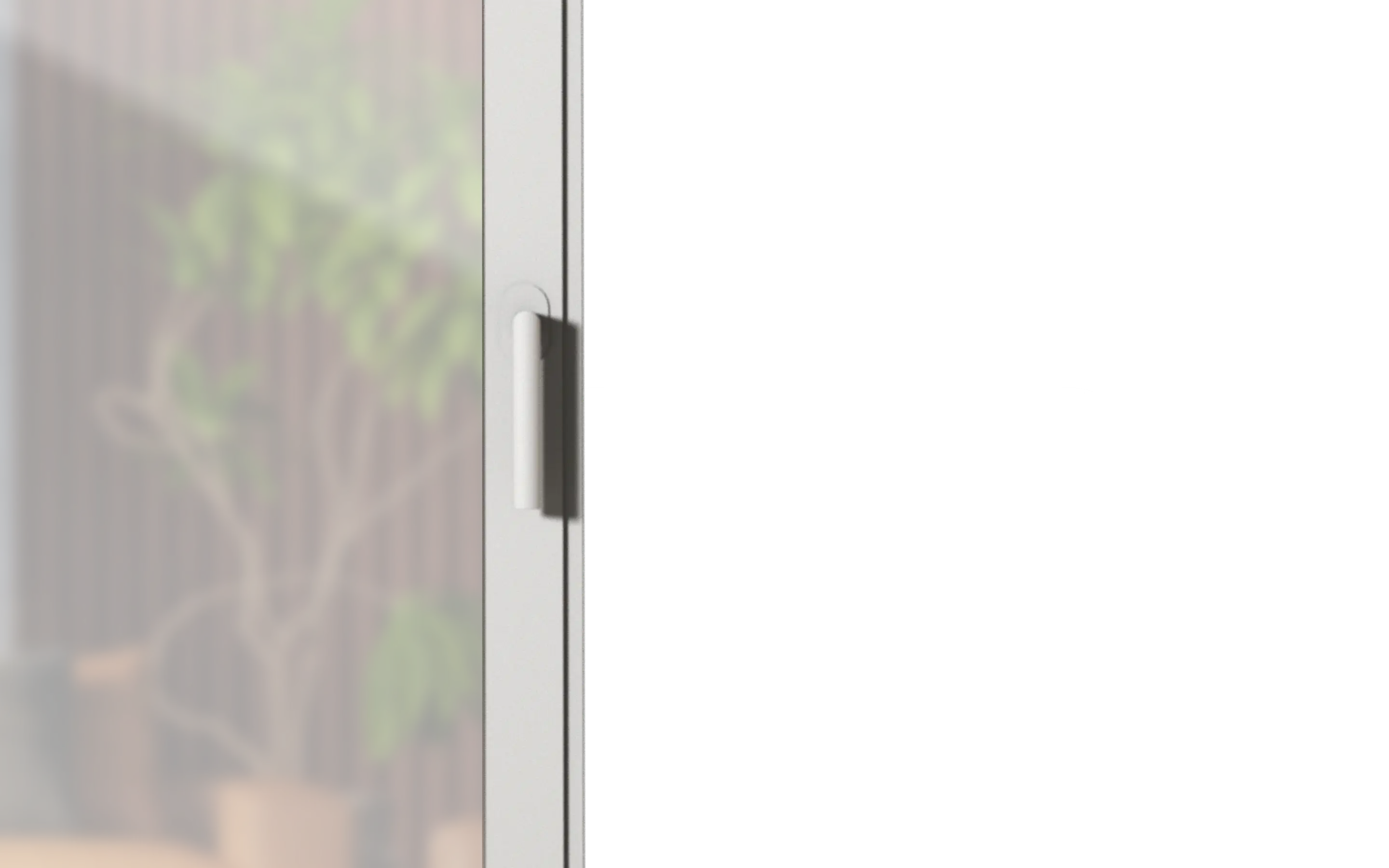 Weißer Fenstergriff an einem modernen Fensterrahmen mit verschwommenem Hintergrund einer Pflanze und Holzwand.