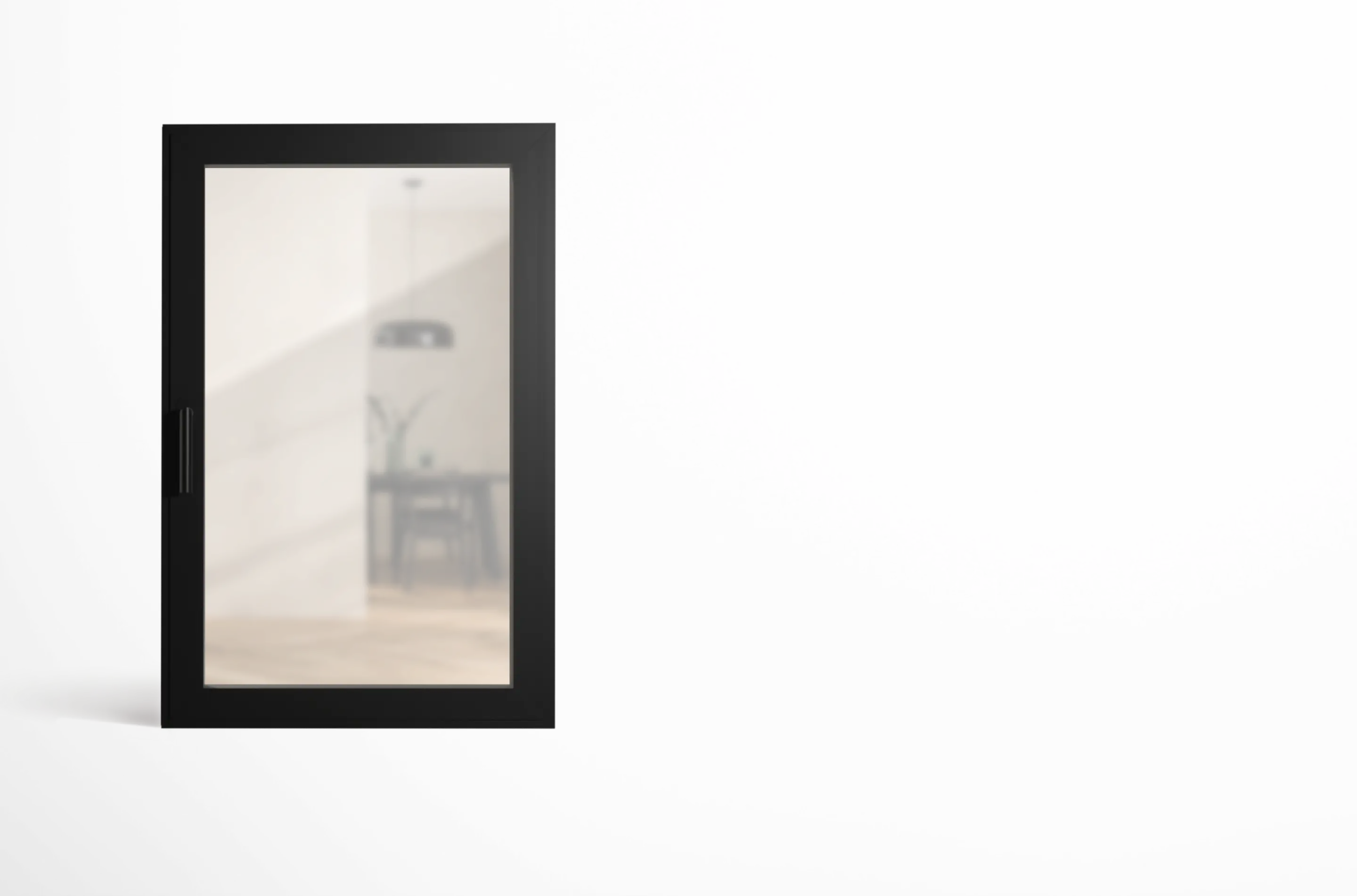 Moderner schwarzer Fensterrahmen mit Sicht auf einen unscharfen Essbereich im Hintergrund.