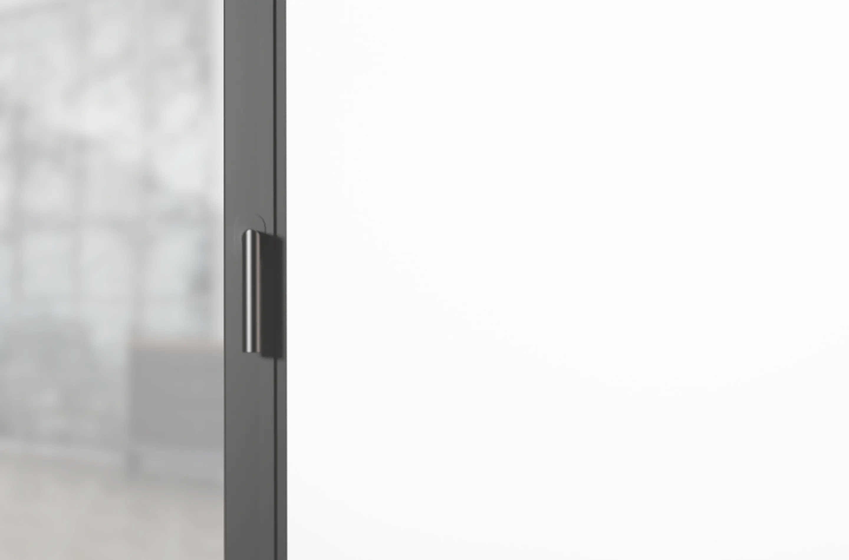 Seitliche Nahaufnahme eines schwarzen Türgriffs an einem Glastürrahmen vor einem unscharfen Hintergrund.