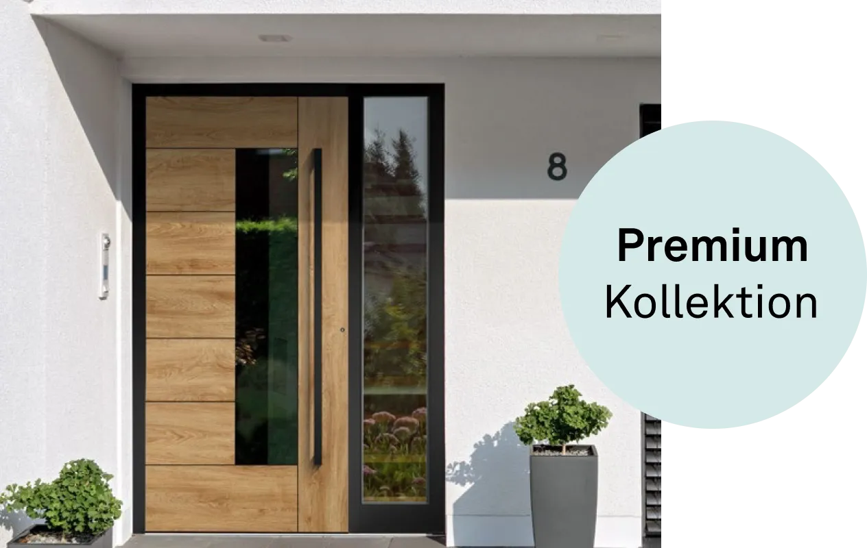 Moderner Hauseingang mit Holztür und seitlichem Glasfenster, zwei Pflanzen in grauen Töpfen und Hausnummer 8 an der weißen Wand.