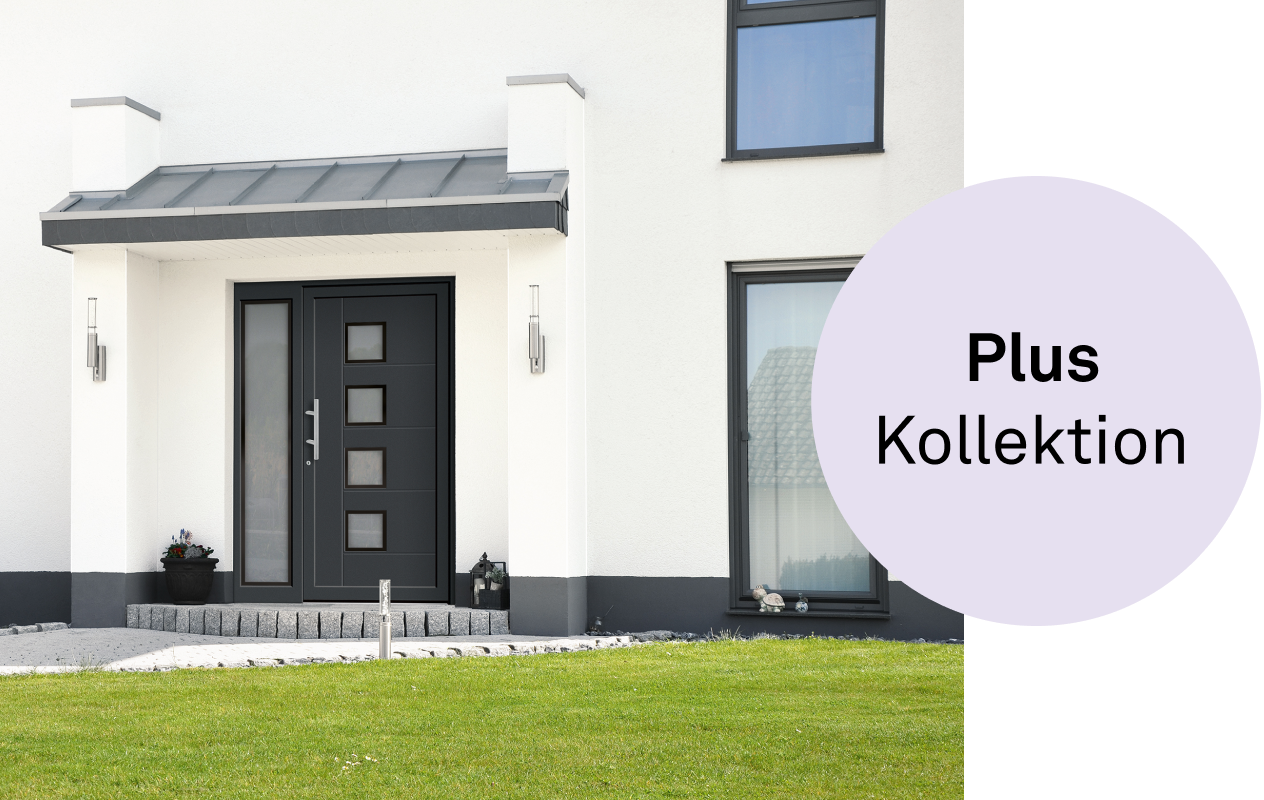 Moderne Hauseingangstür in Dunkelgrau mit vier quadratischen Fenstern neben einer Fensterfront, umgeben von weißer Fassade und grünem Rasen.