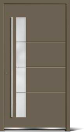 Moderne Haustür in Braun mit vertikalem Glasstreifen entlang eines langen, silbernen Türgriffs.