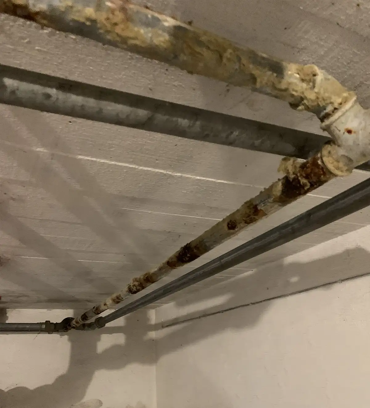 Utætte rustne vandrør