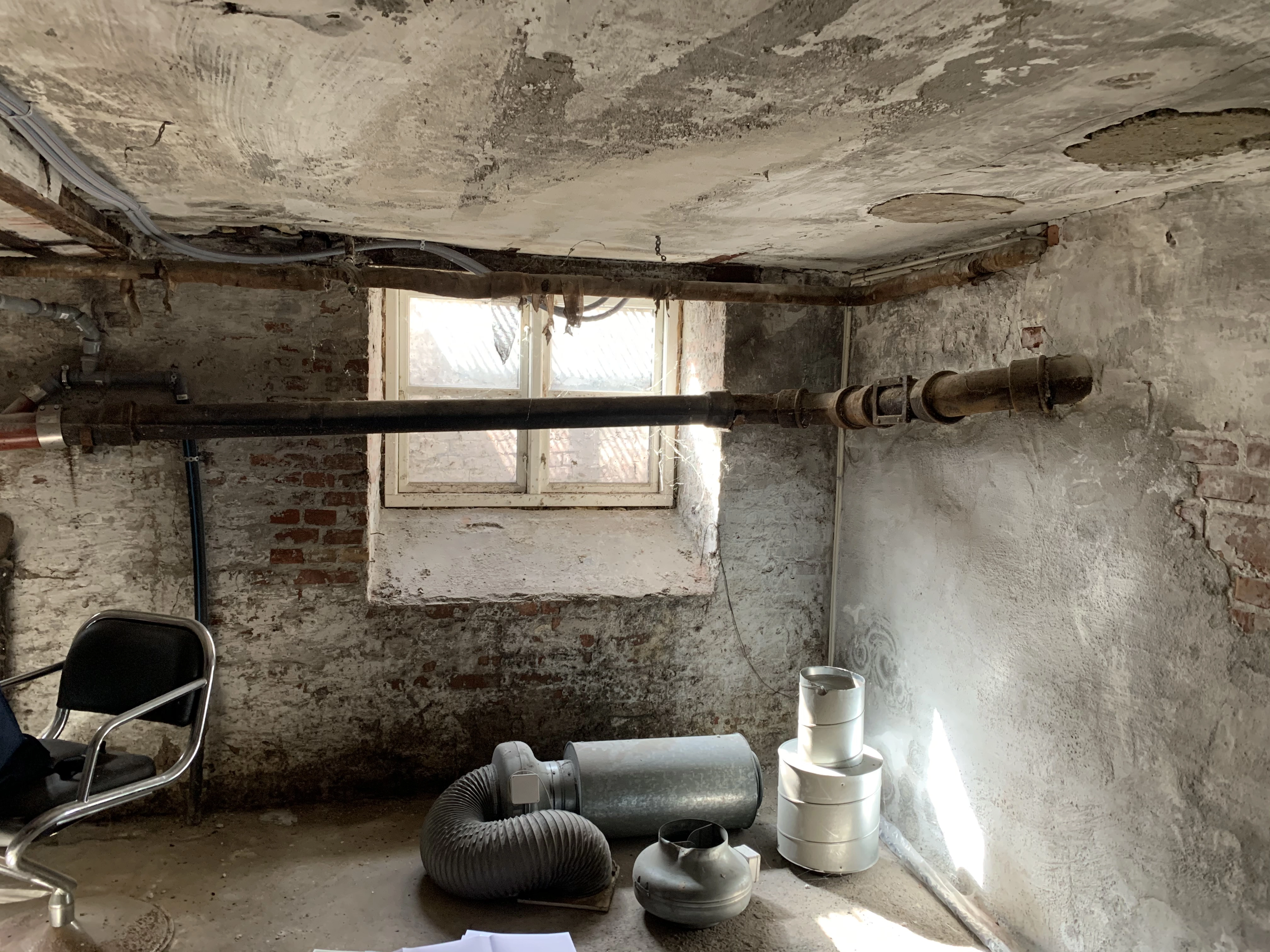 Gammel rusten og dårlig vedligeholdt faldstamme