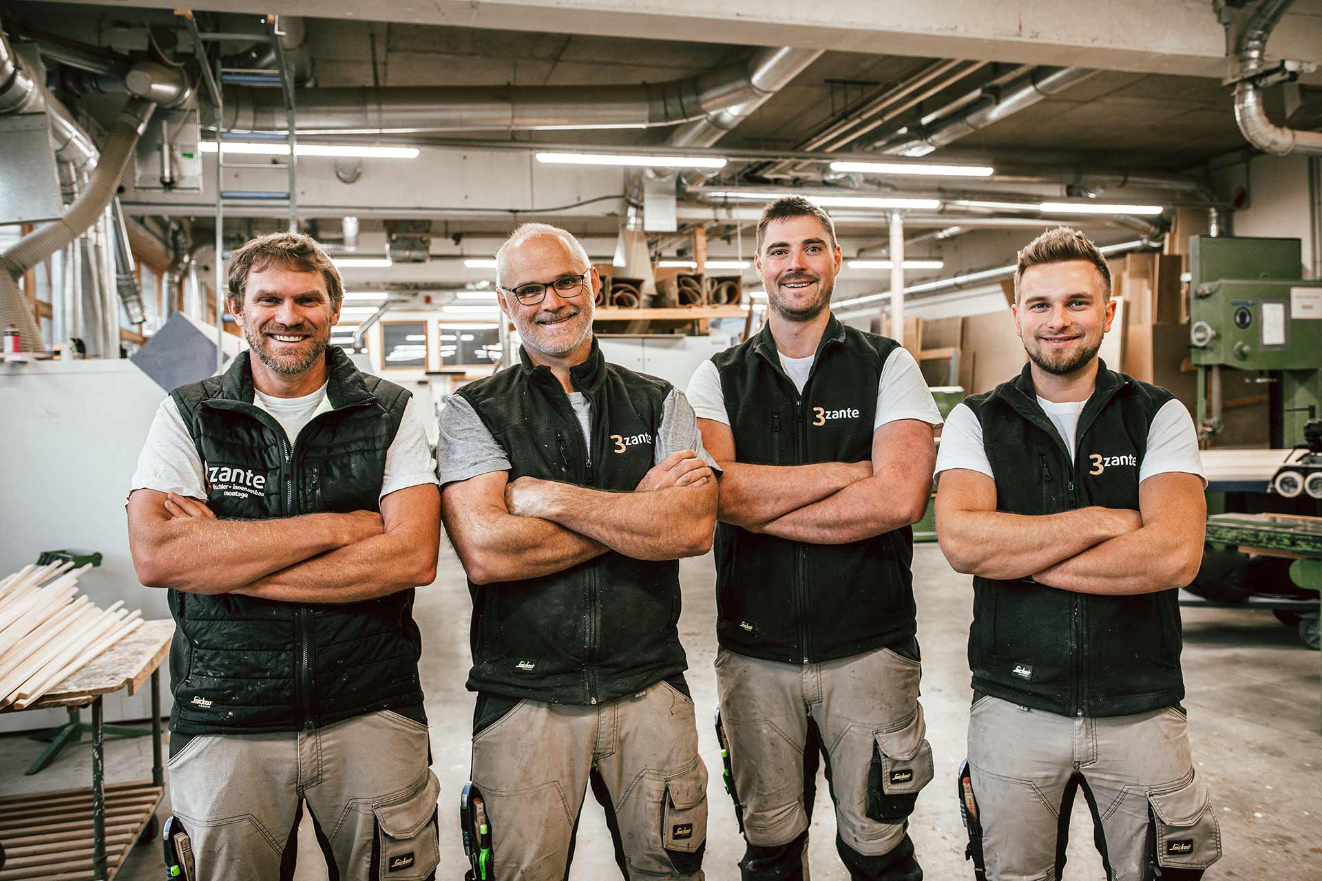 Das Team der Tischlerei 3zante in der Werkstatt
