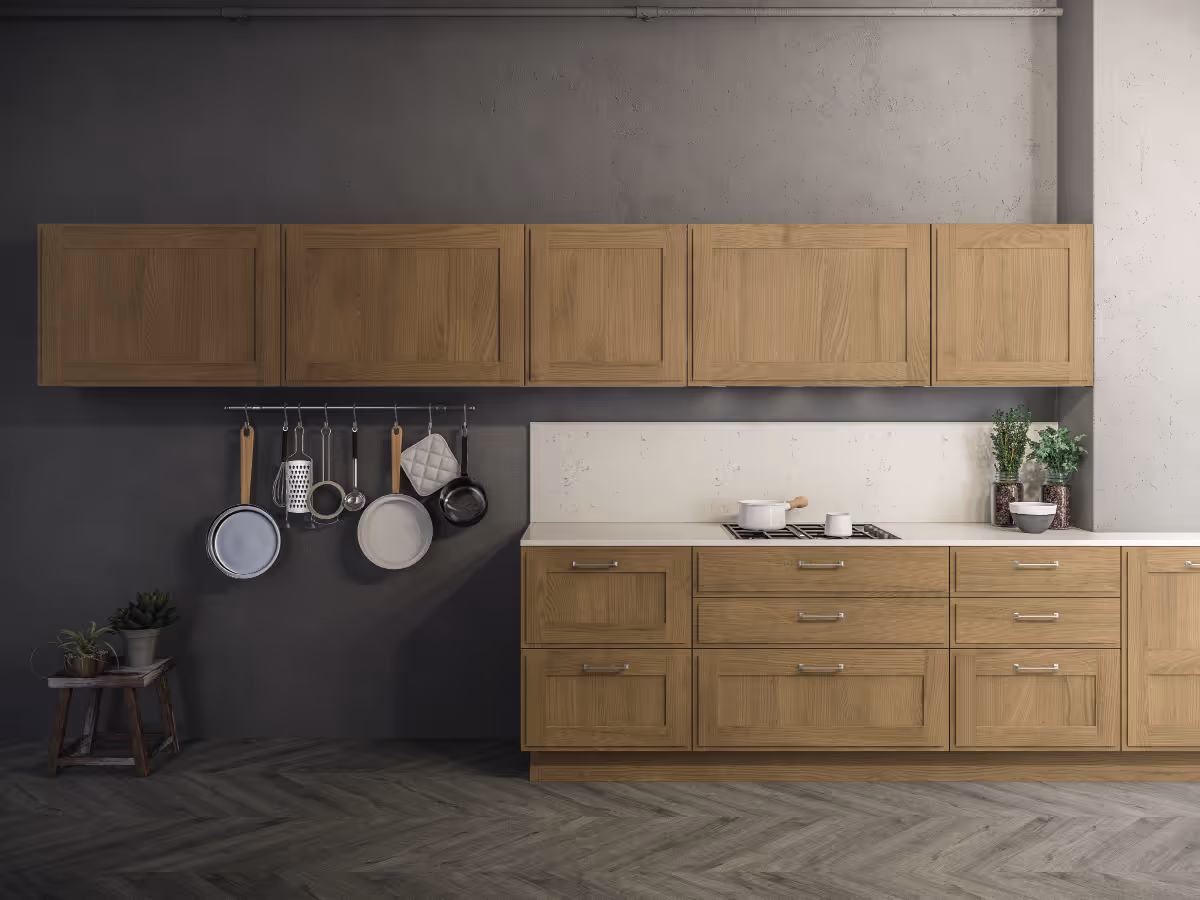 Plan de travail dans une cuisine avec des crochets pour ustensiles et une pierre claire 