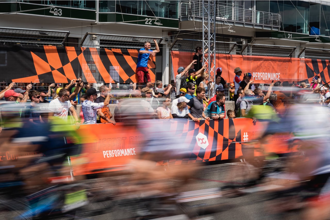 Animierte Fahrrad-Piktogramme der drei Hauptdisziplinien MTB, Rennrad und Gravel auf dunklem Hintergrund – abstrahierte Form mit Sechseckrädern, inspiriert von der Bildmarke.