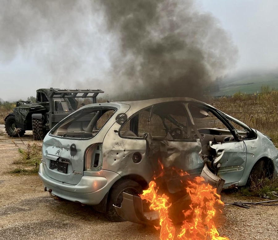 Liebherr-Teleskoplader räumt die Straße für den Einsatz frei