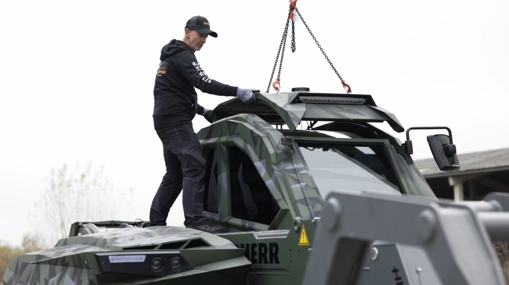 Fachkraft montiert und positioniert den Schutzaufbau