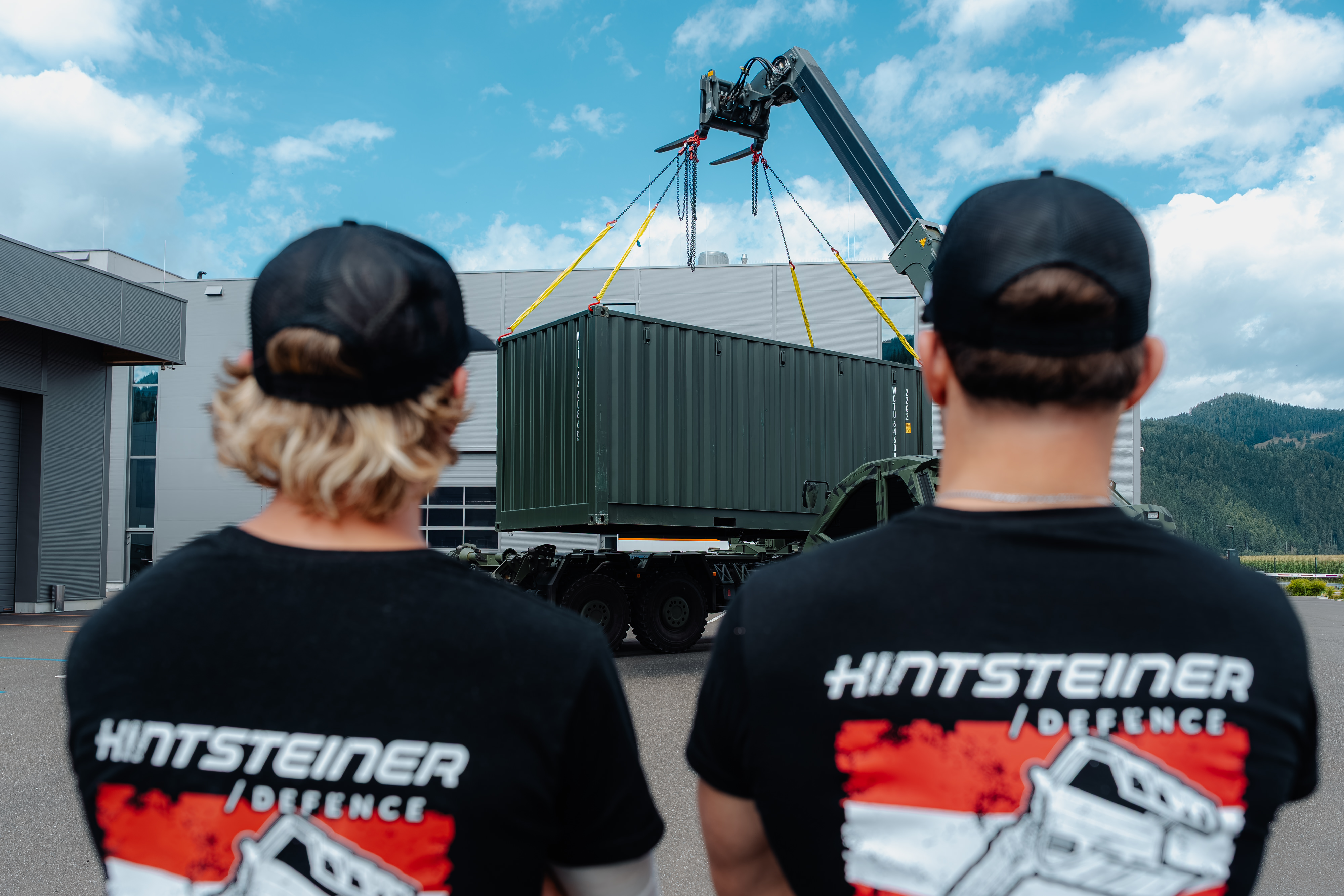 Hintsteiner Defence im Einsatz beim sicheren Verladen eines Containers
