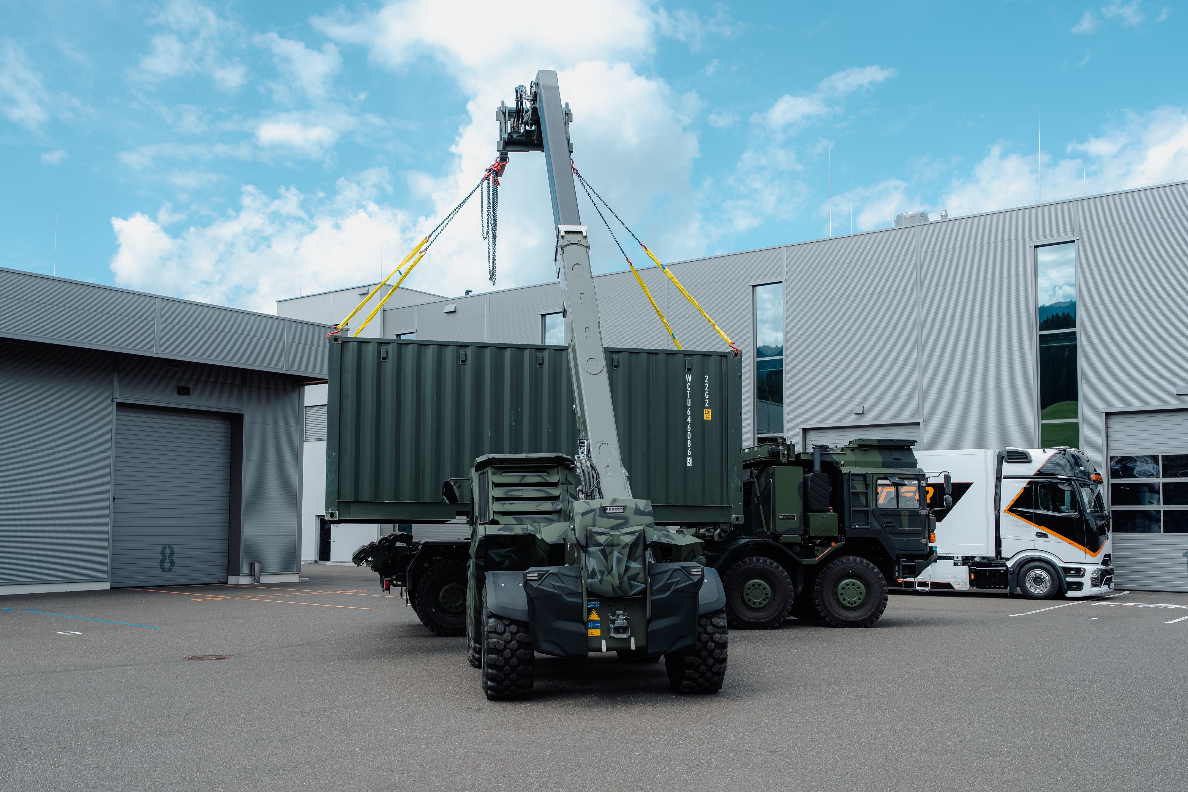 Liebherr-Militär-Teleskoplader beim präzisen Containerumschlag