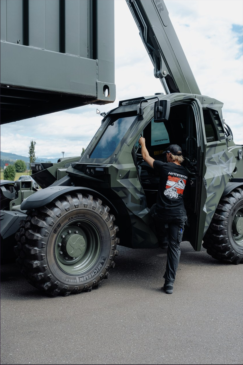Liebherr-Militär-Teleskoplader im anspruchsvollen Arbeitseinsatz