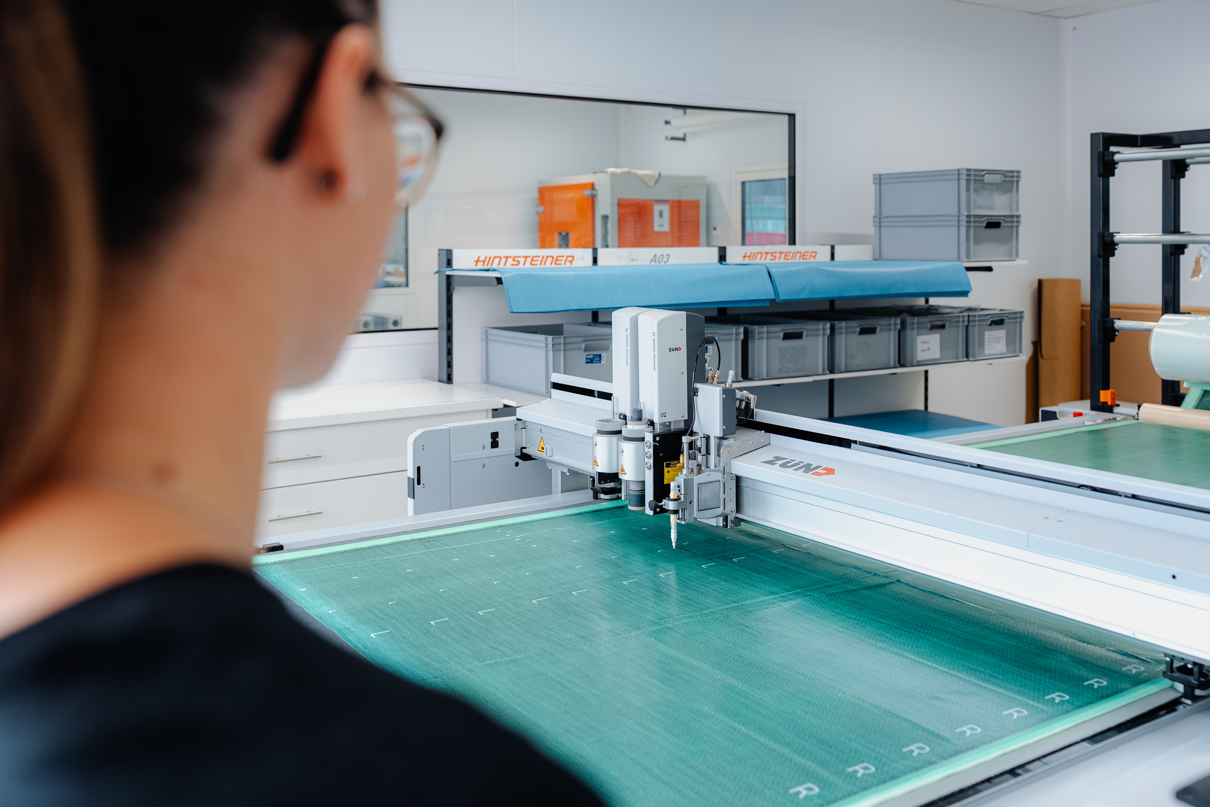 Präziser Zuschnitt von Carbonmaterialien am digitalen Cutter