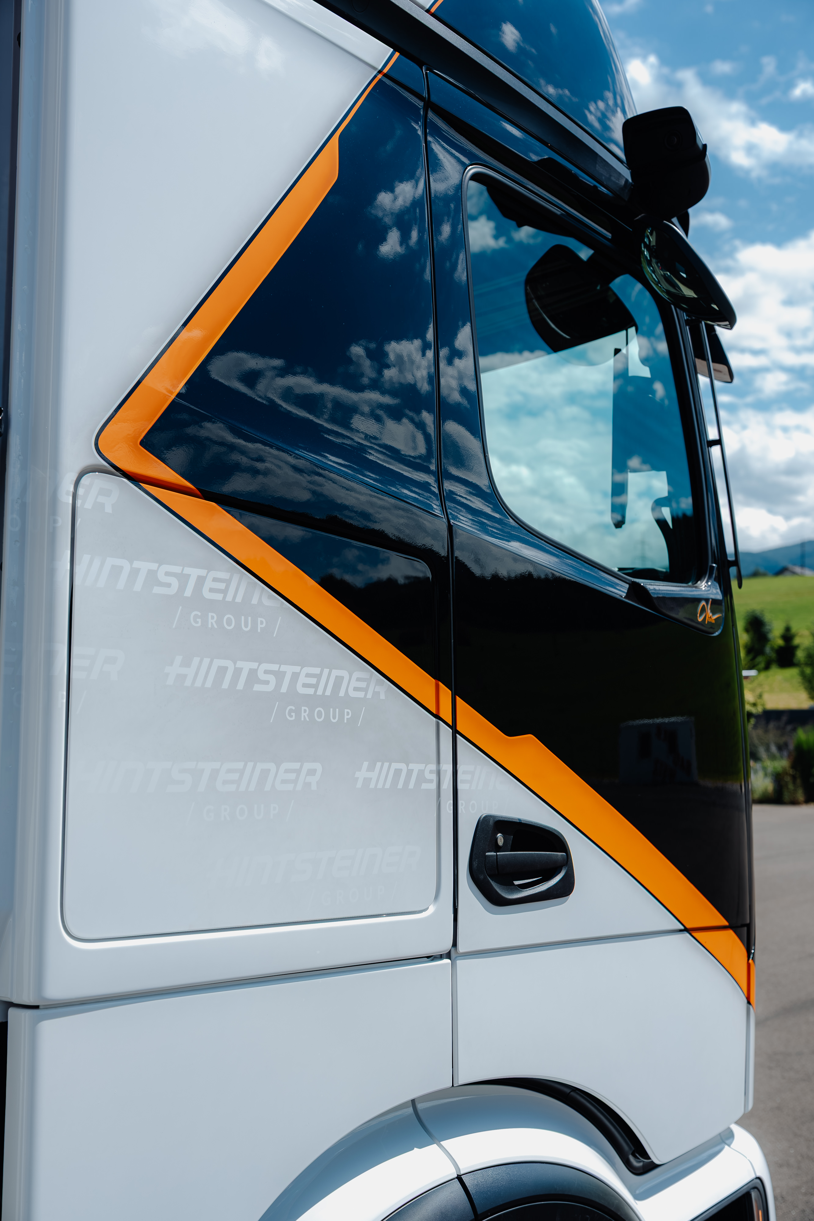Markantes Fahrzeugdesign im Corporate Look der Hintsteiner Group