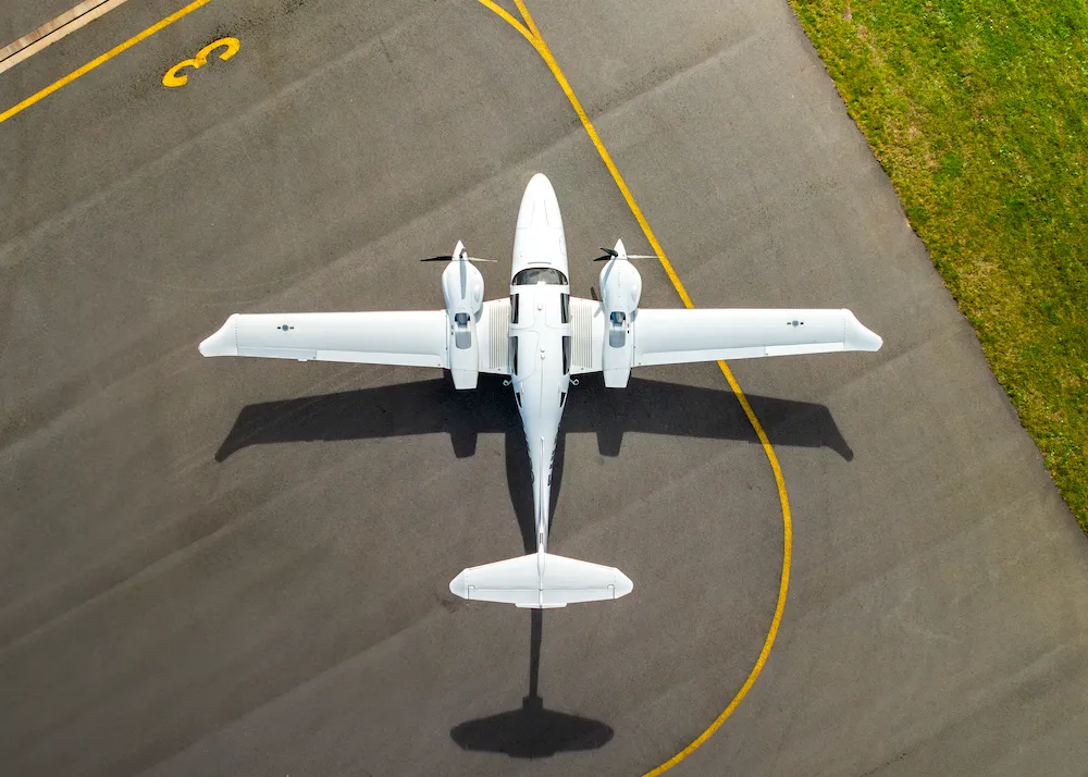vue de haut d'un Diamond DA62 sur le tarmac
