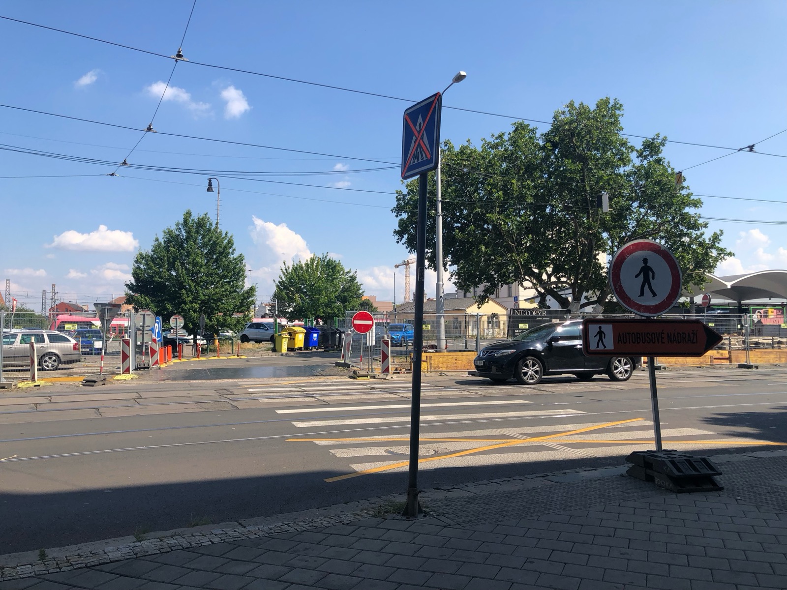 Fotka přechodu, za kterým je plynulý nájezd pro auta.
