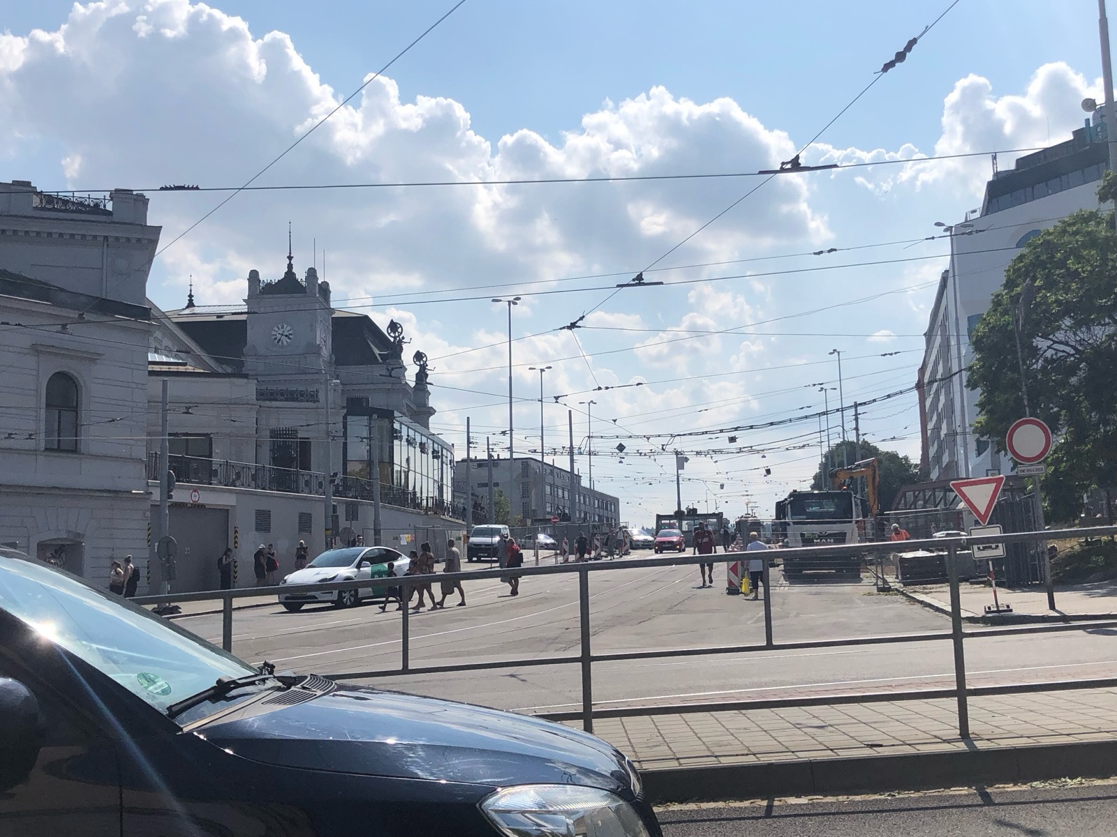 Fotka Hlavního nádraží od nástupiště šest. Nalevo vzadu vidíme zatarasenou cestu.