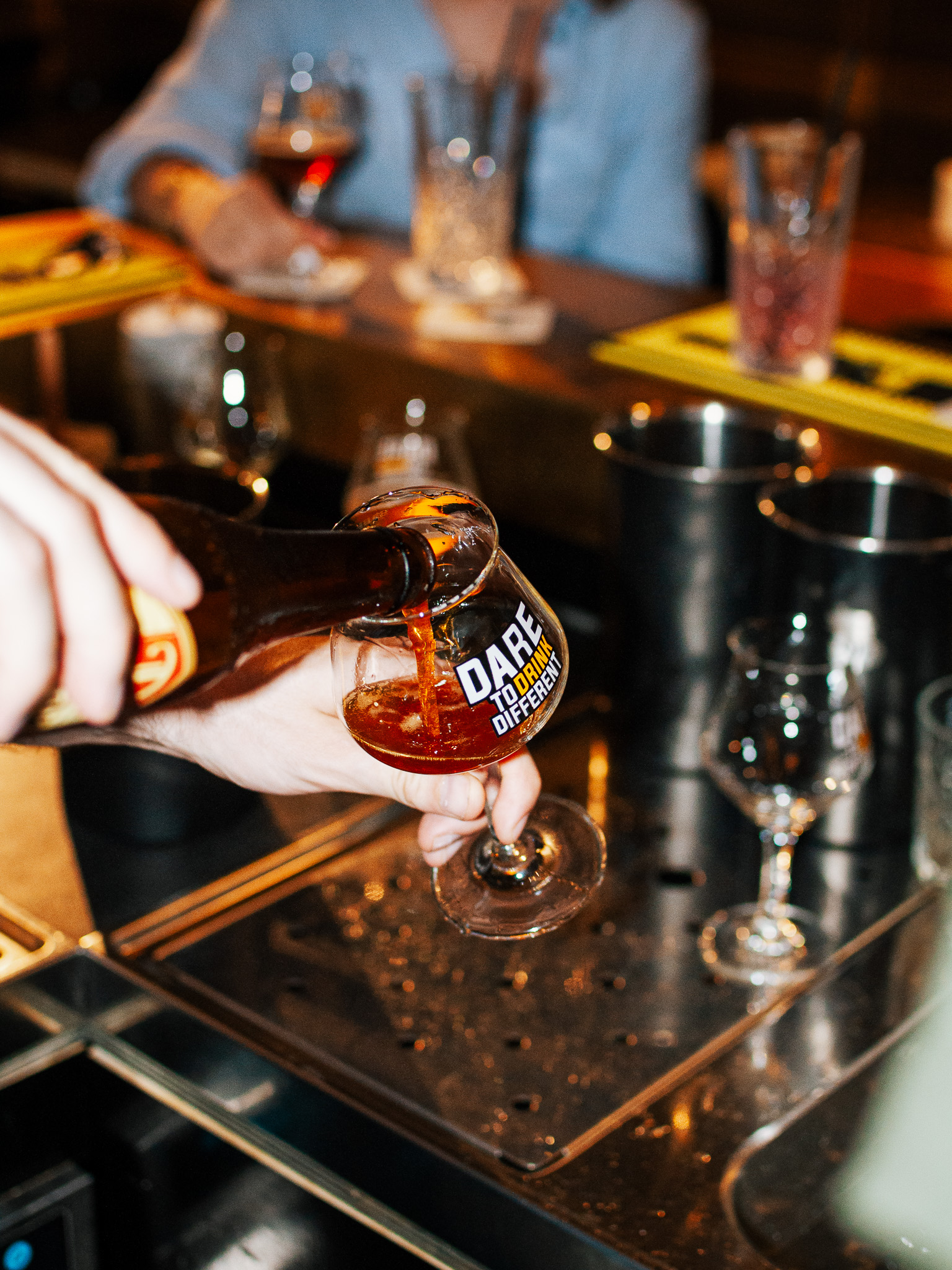 Speciaalbier wordt in een proefglas geschonken aan de bar