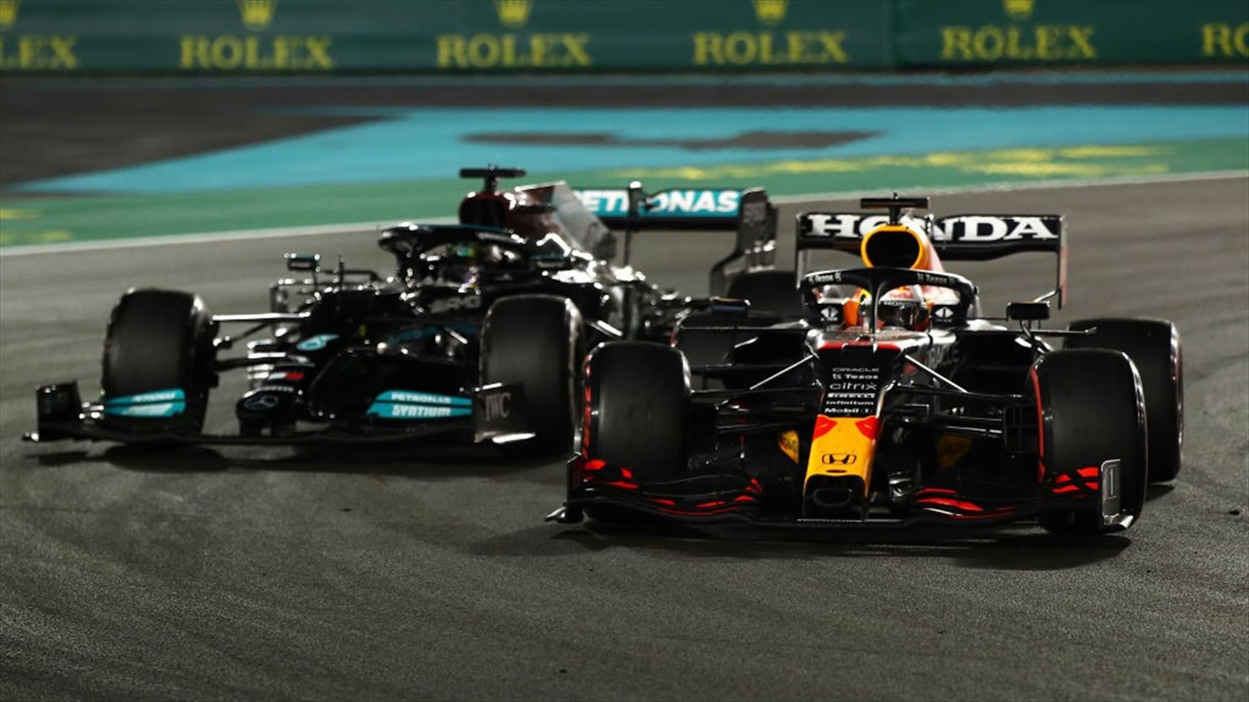 Twee Formule 1-auto's strijden naast elkaar op het circuit