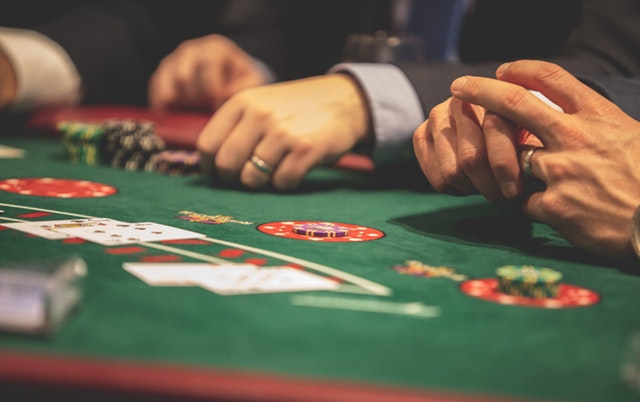 Is Aurora Cannabis Inc (NYSE:ACB) A Better Bet Than Canopy Growth Corp (NYSE:CGC)?