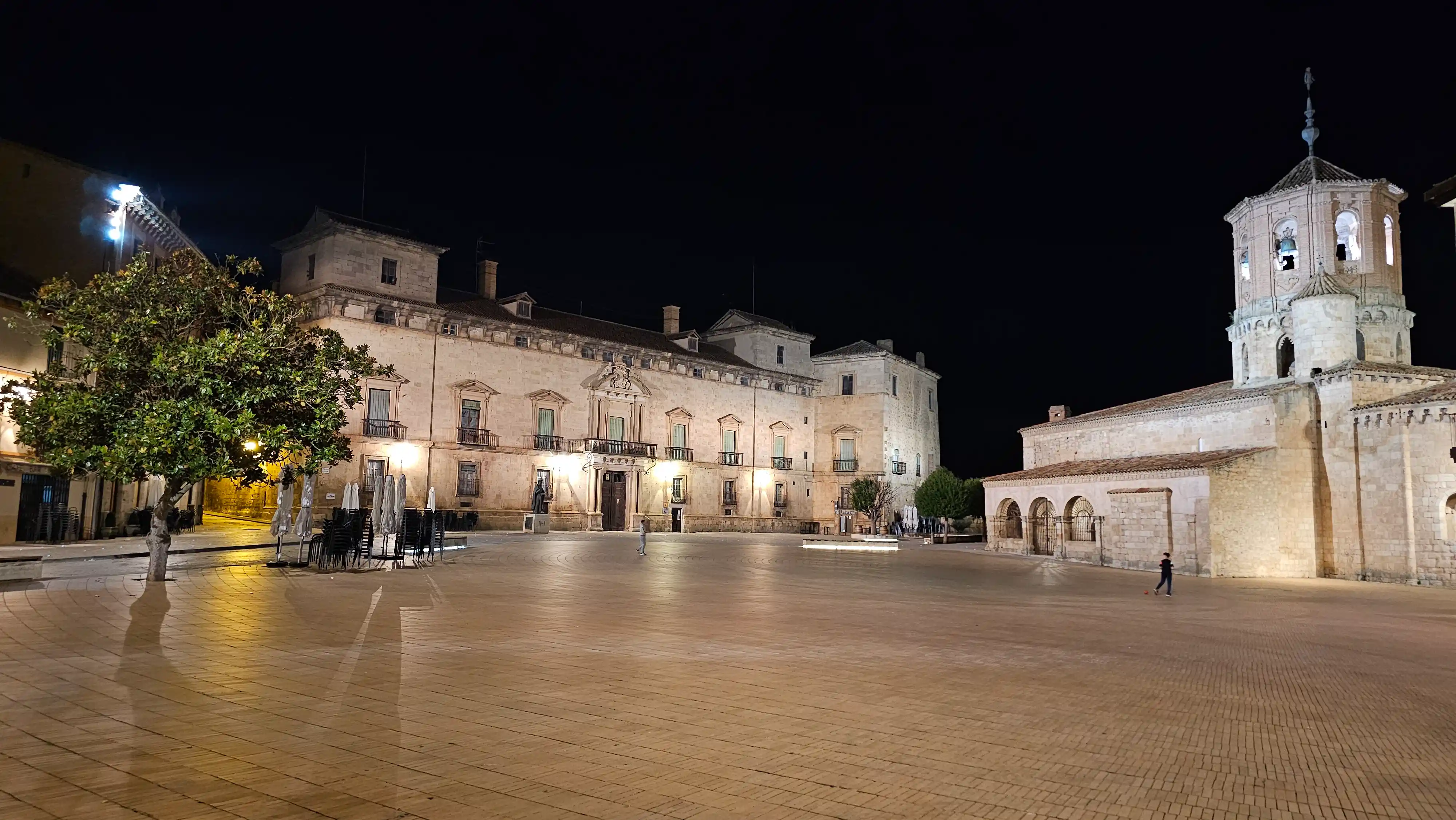 Place de village illuminée le soir lors d’une étape du voyage