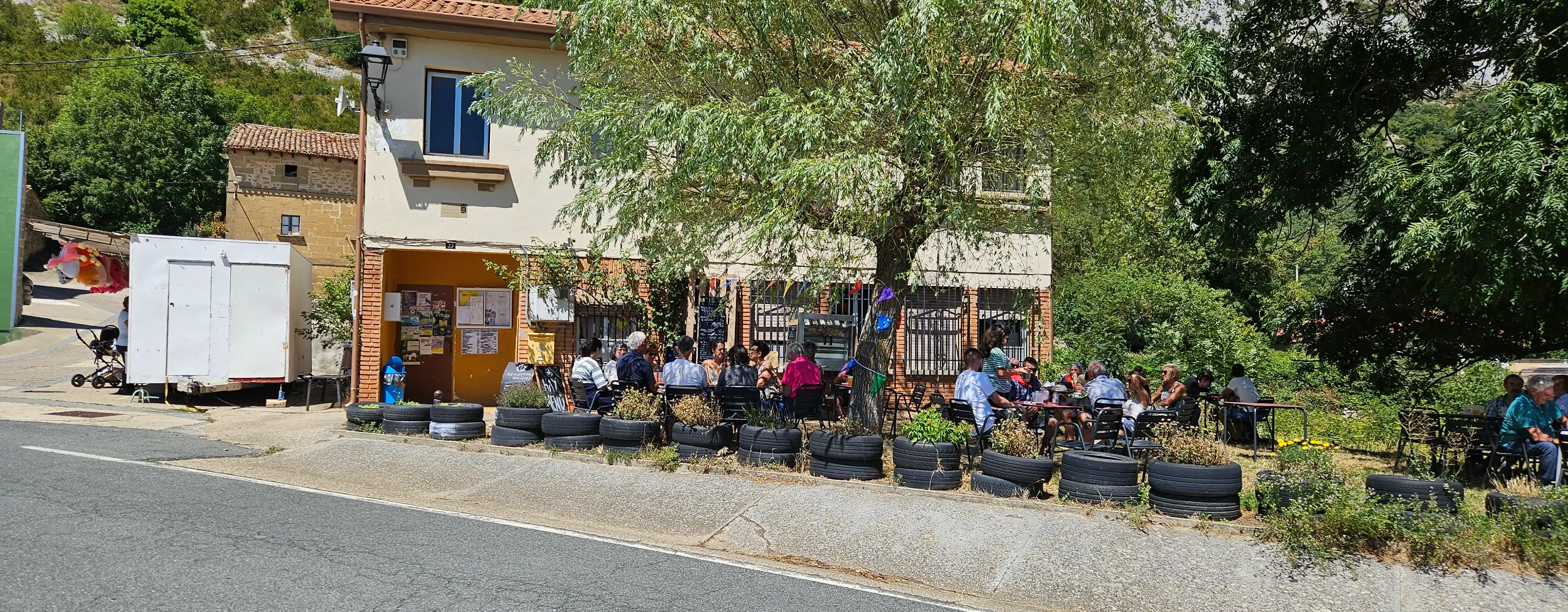 Pause du groupe en terrasse d’un bar de village au bord de la route