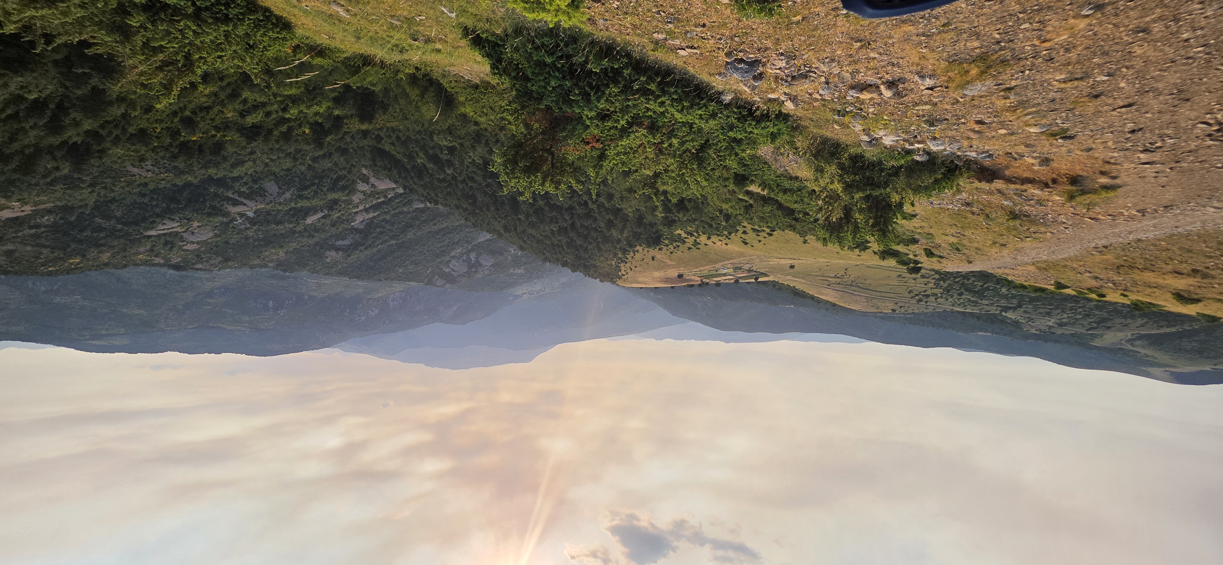 Panorama sur des vallées boisées depuis une piste de crête au coucher du soleil