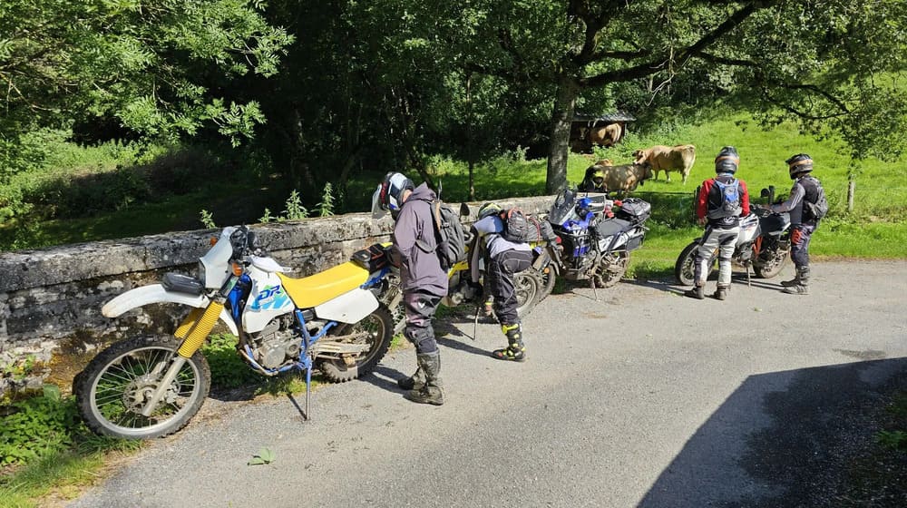 Pause lors d’une randonnée en moto trail sur chemin