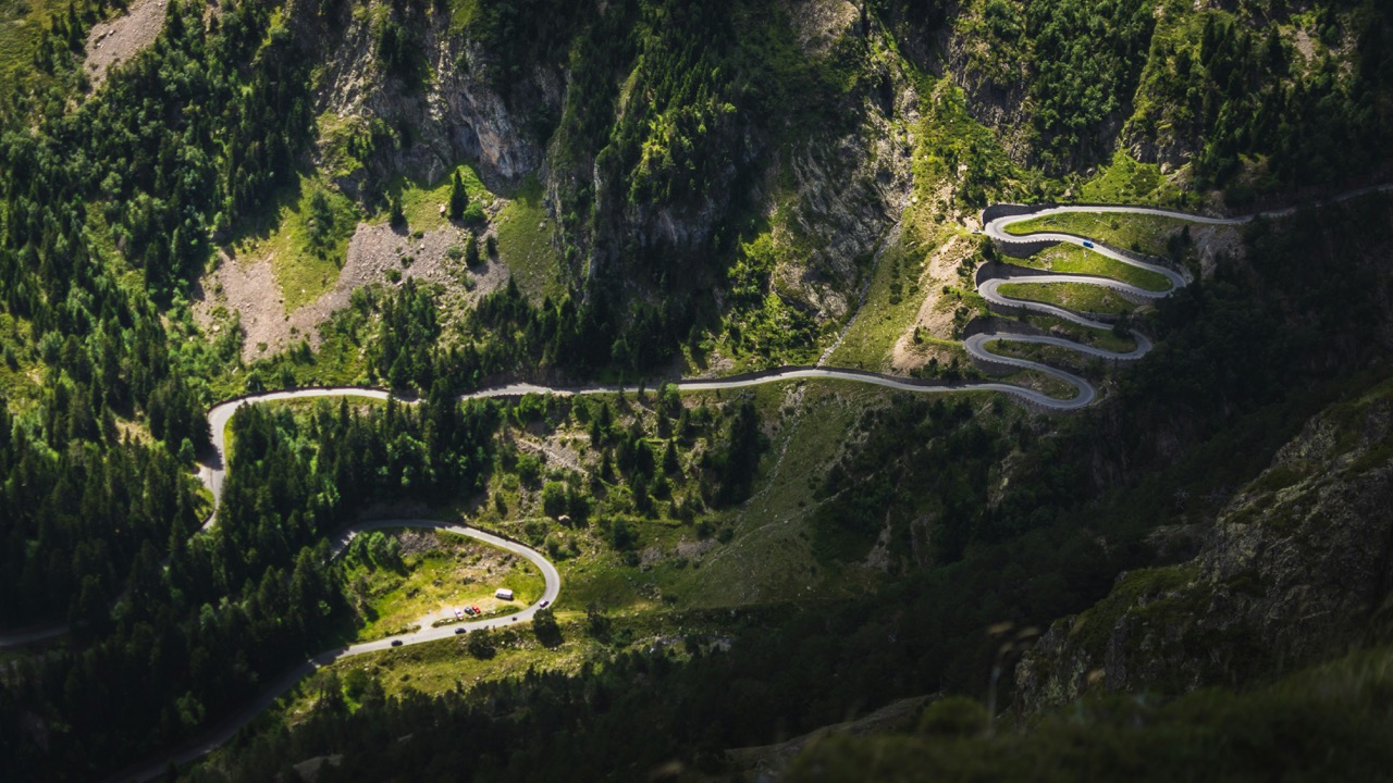 Route de col en lacets dans la montagne, itinéraire de voyage moto en Europe