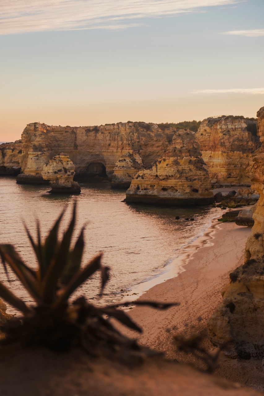 Falaises de l’Algarve au coucher du soleil, étape d’un road trip moto au Portugal