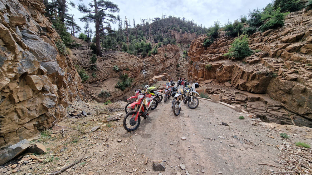 Motos d’enduro dans un canyon rocheux sur une piste au Maroc