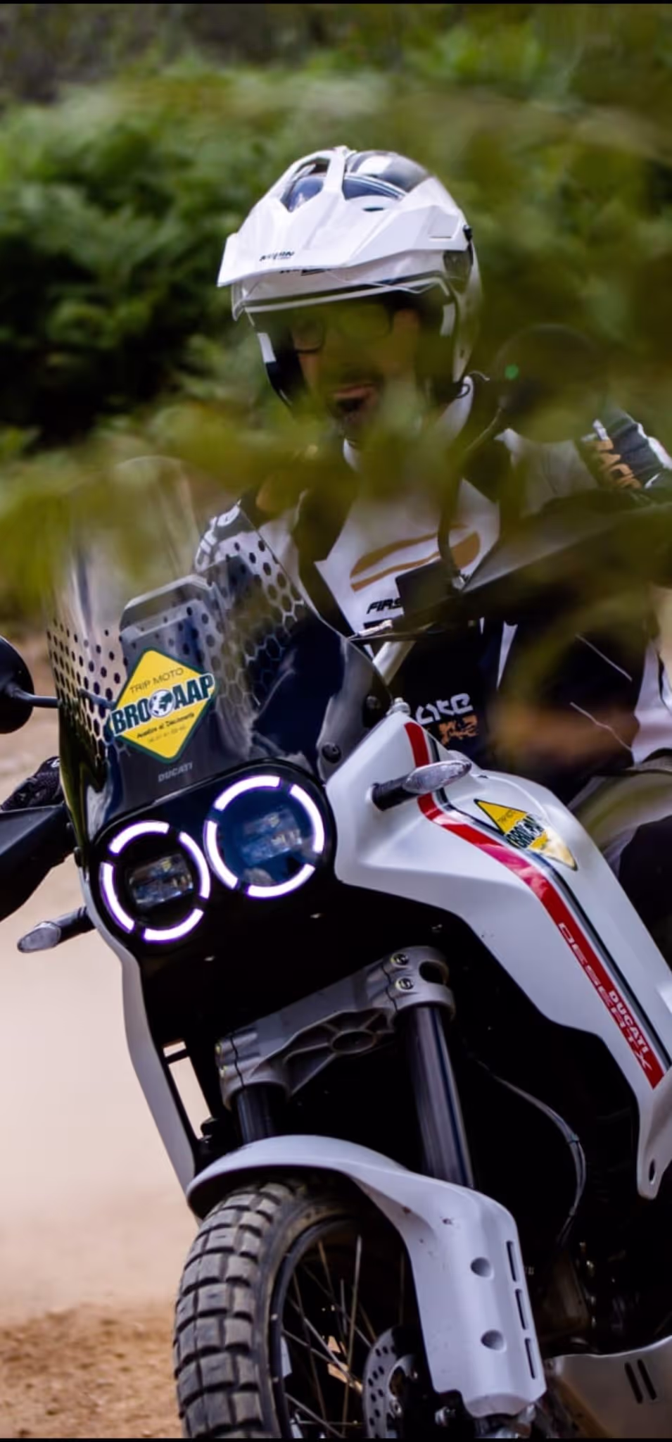 Jean-Marc Daurès au guidon d’une Ducati DesertX aux couleurs Brooaap