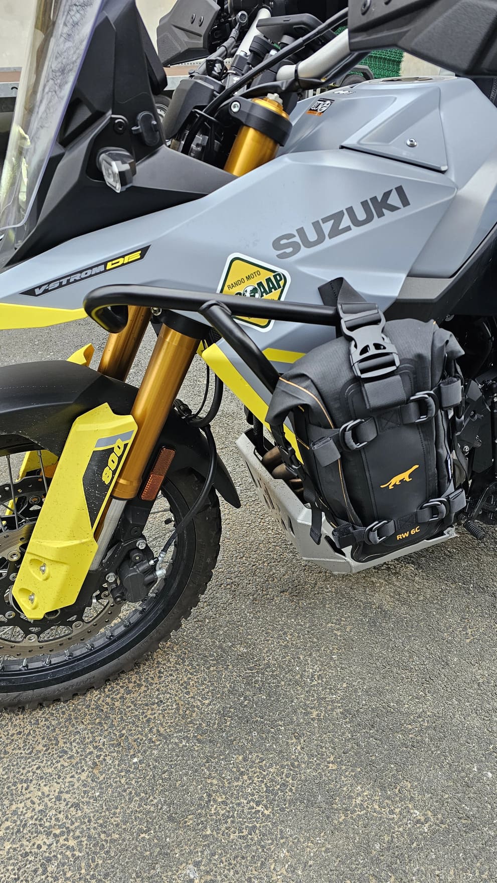Sacoche Westwind fixée sur le pare-carter d’une Suzuki V-Strom 800 DE