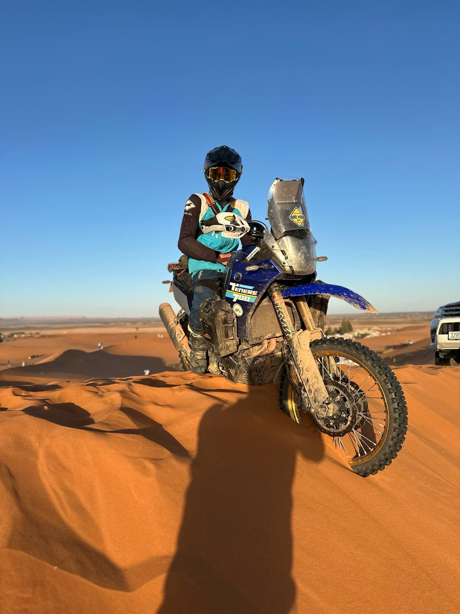 Théo assis sur sa Yamaha Ténéré au sommet d’une dune de sable