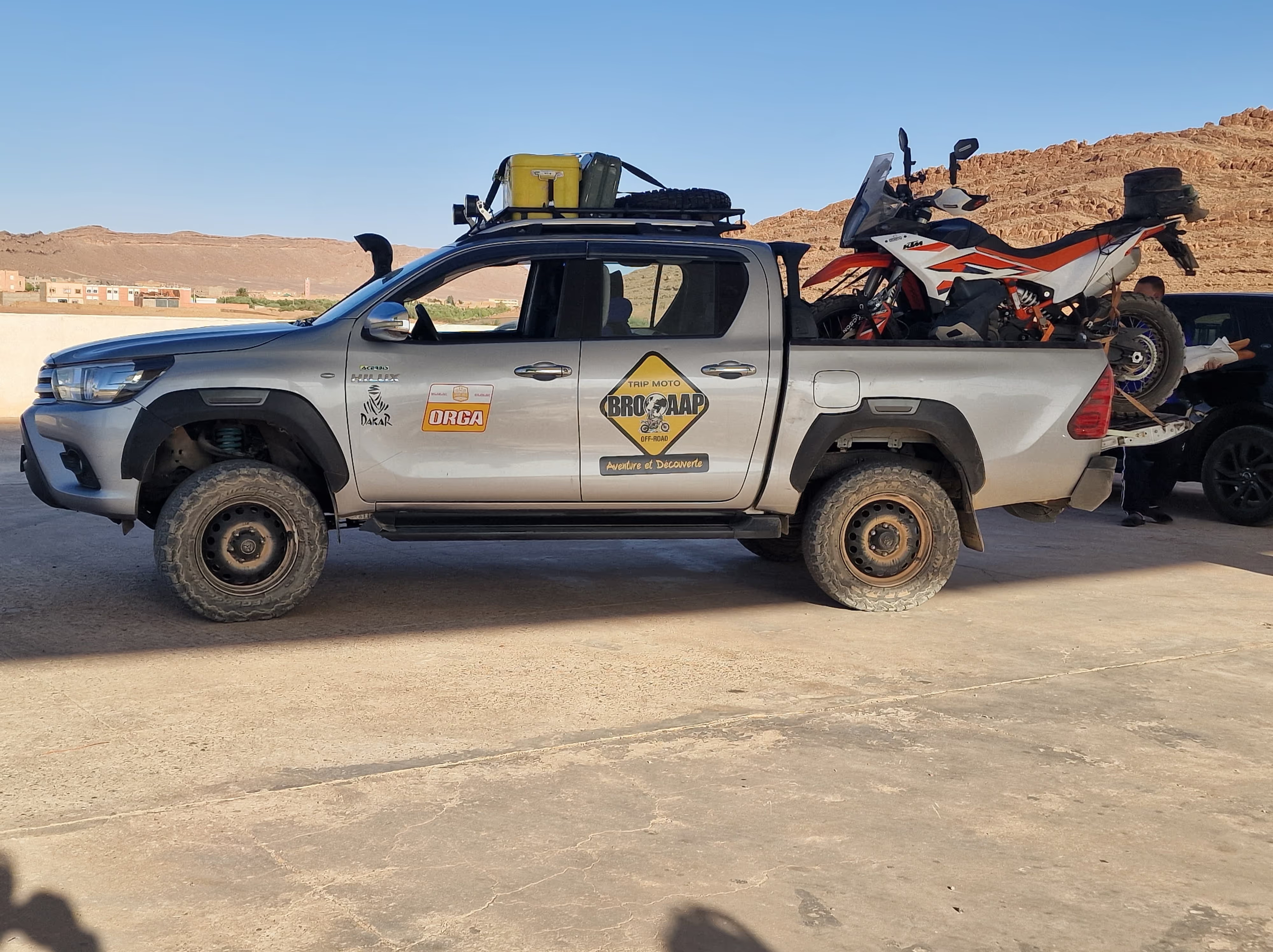 Pick-up d’assistance Brooaap transportant des motos sur une piste désertique