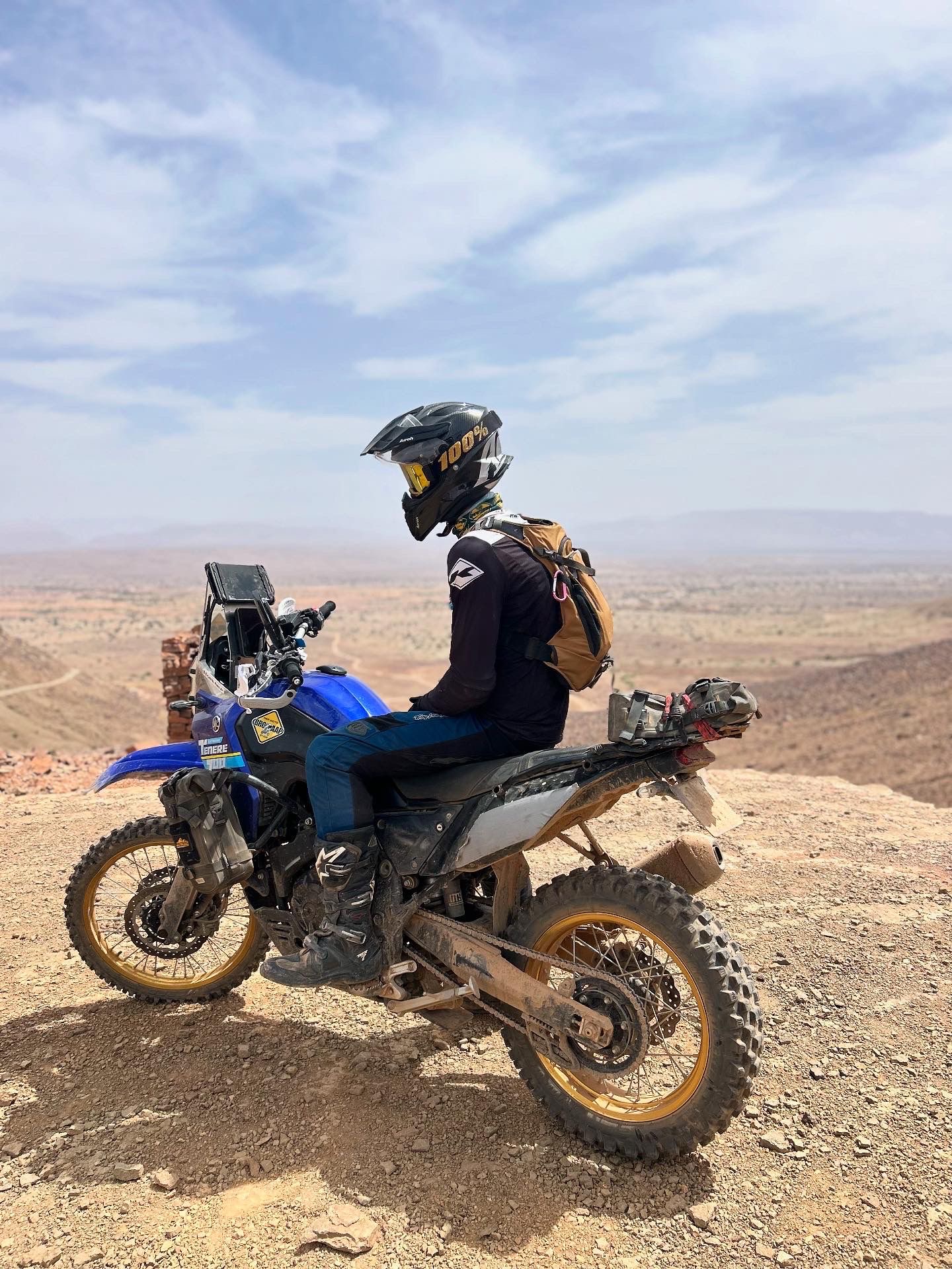 Théo sur sa Yamaha Ténéré au bord d’un plateau désertique
