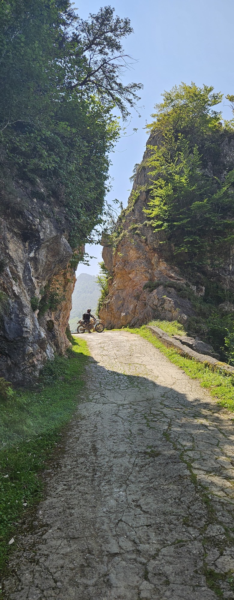 Chemin de terre passant entre deux parois rocheuses sur Los Caminos de Compostelle