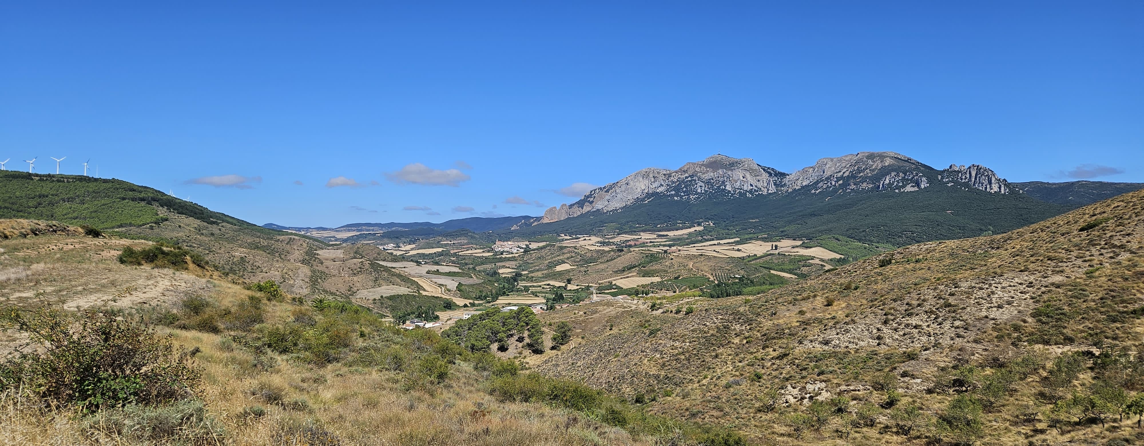 Panorama sur des collines sèches et un massif rocheux