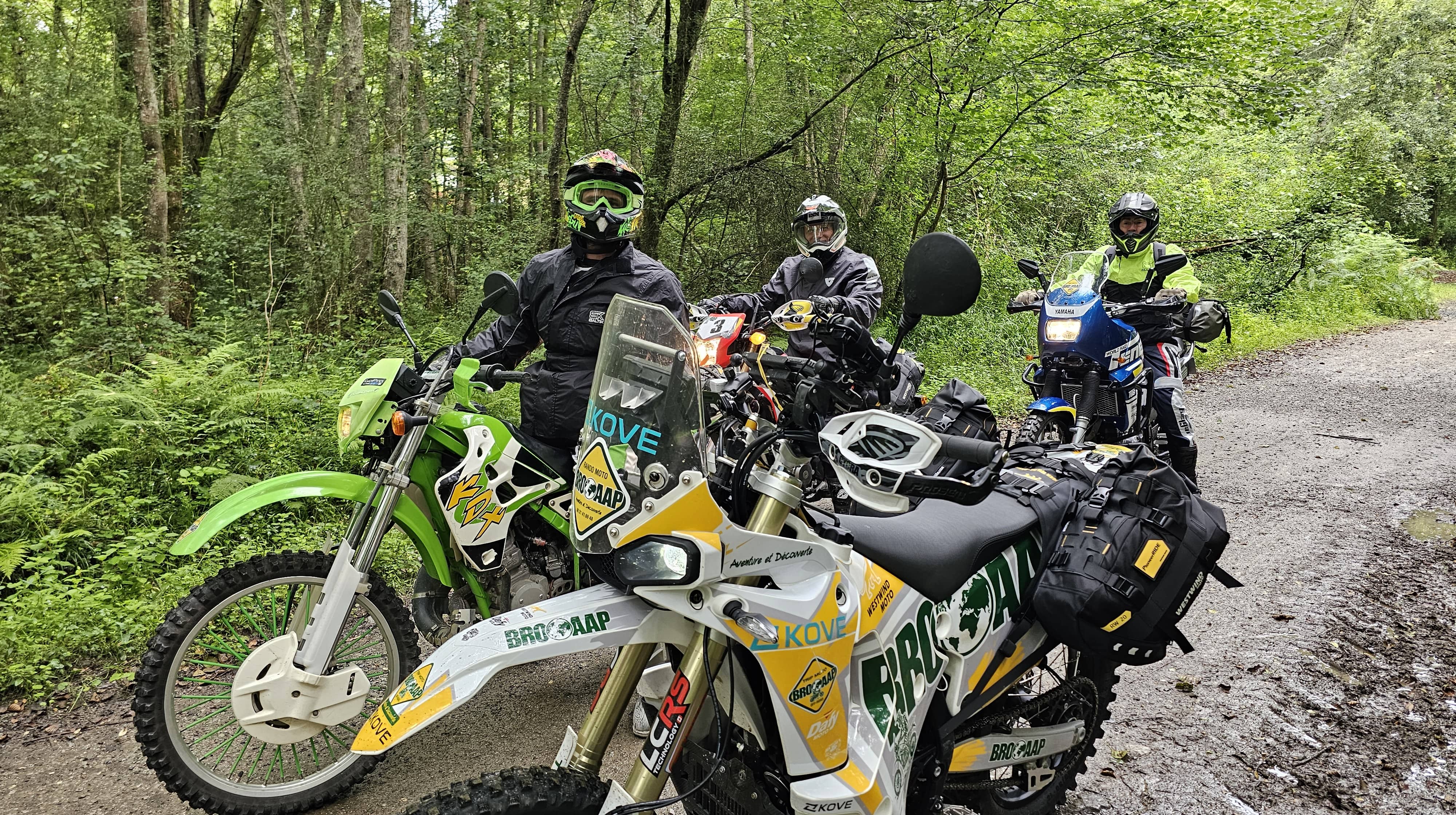 Groupe de motards trail à l’arrêt sur une piste en forêt